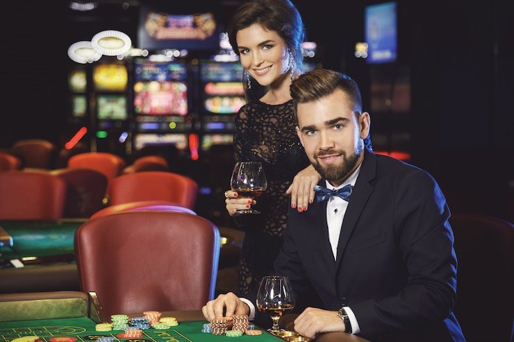 Tangkapan layar panel dealer langsung toto710 menampilkan tabel Roulette dan Baccarat dengan pemain aktif